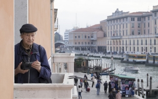 Jonas Mekas (2015) In front of the train station, Venice.