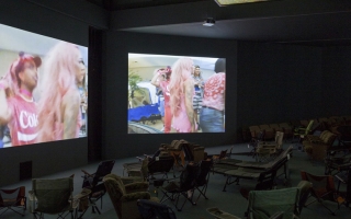 Lizzie Fitch/Ryan Trecartin, SITE VISIT (2014) installation view. Photo by Thomas Eugster. Courtesy the artists; Andrea Rosen Gallery New York; Regen Projects Los Angeles; and Sprüth Magers Berlin London.